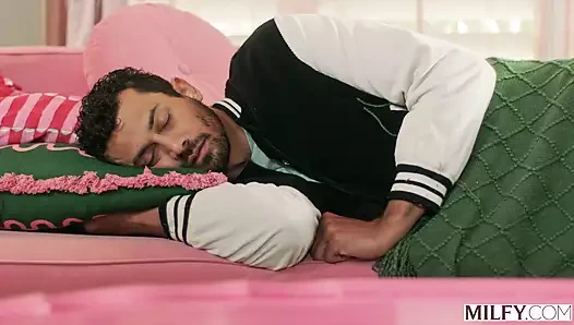 Orta yaşlı seksi rüya anne Alexis üniversiteli delikanlının yarağını emiyor