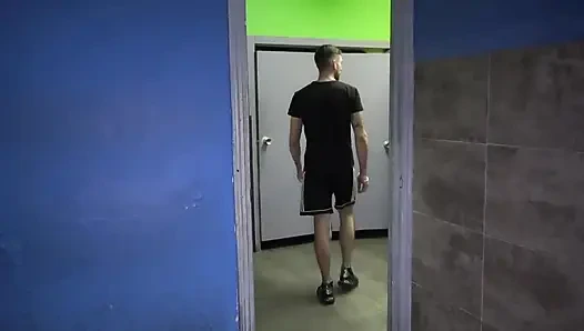 Aytor umumi tuvalette salvado tarafından prezervatifsiz sikiliyor