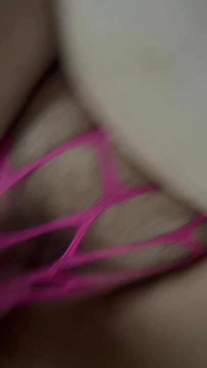 İri güzel kadın pembe file çoraplarla sikiliyor