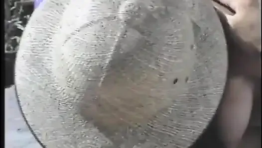 Güzel dik memeli uzun saçlı bebek havuz kenarında sert bir yarağa biniyor
