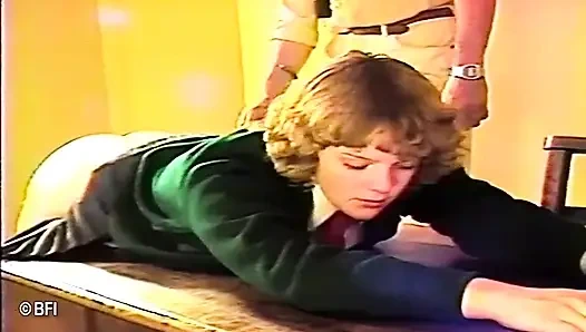 Zavallı genç ateşli kız sınıfta götüne şaplak atıyor