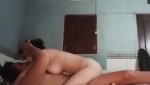 İyi bir evli kadın kocasına hizmet ediyor