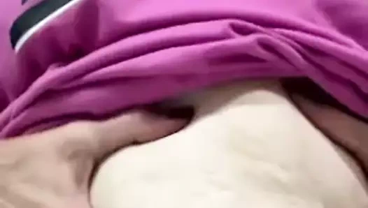 Büyük memeli yumuşak göbekli iri güzel kadın