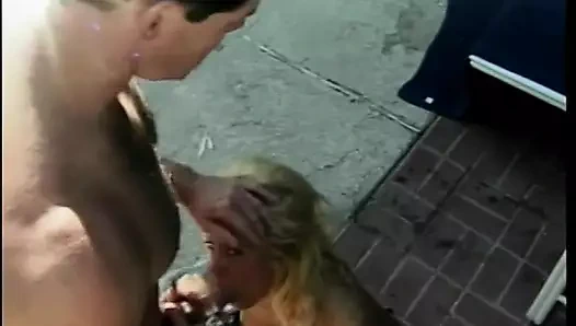 Zar zor reşit genç kız üvey babasının mutant yarağını havuz kenarında emiyor