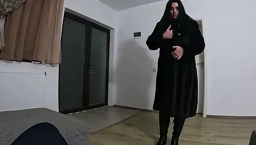 Sürtük olgun gırtlağına kadar alıyor ve siyah mantomda boşalıyor