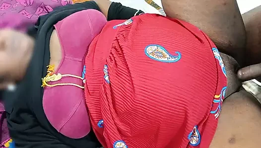 Tamil üvey kız kardeş evde yalnızken üvey erkek kardeşiyle sert amcık sikişinin tadını çıkarıyor