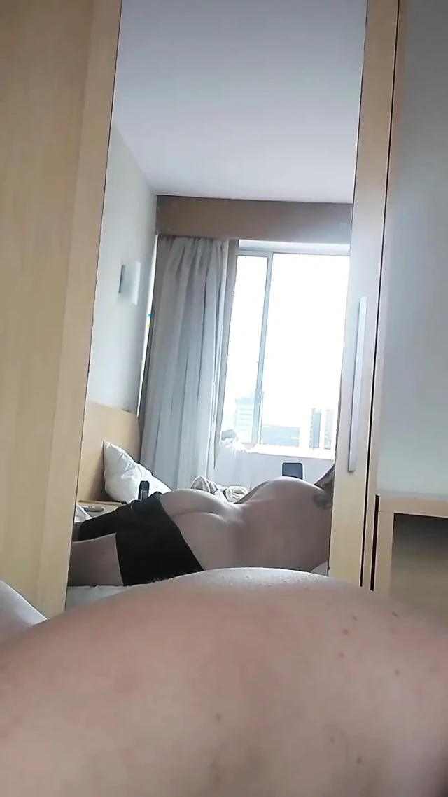 Bir heteroseksüel arkadaşımın fark etmesi için odanın içine gösterdim.