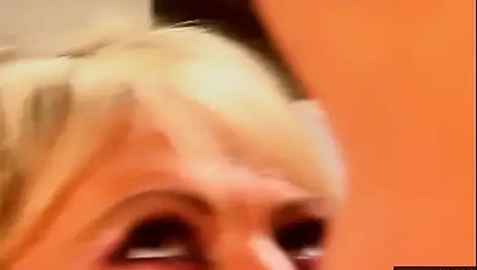 Yağlanmış sarışın orta yaşlı seksi kadın iki kaslı ile yoğun üçlü seks yapıyor