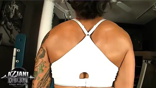 Zinde orta yaşlı seksi kadın spor salonunda terini ve seksi götünü gösteriyor