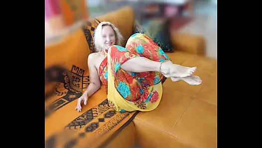 Sarışın olgun poz ve sakso