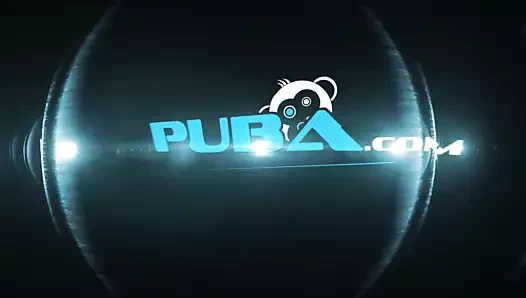 Charley seksi iç çamaşırı ve çorap giyiyor