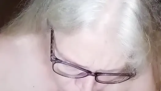 Seksi iri güzel kadının dildoya özel bir sohbet müşterisi için elle muamele ve sakso çekmesini izleyin!