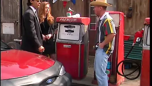 Kovboy dungaree benzin istasyonunda zengin bir adamın seksi karısını harika memeli sikiyor