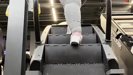 Beni spor salonunda eğitmene yardım eder misin yoksa sadece götümün salsını izler misin?