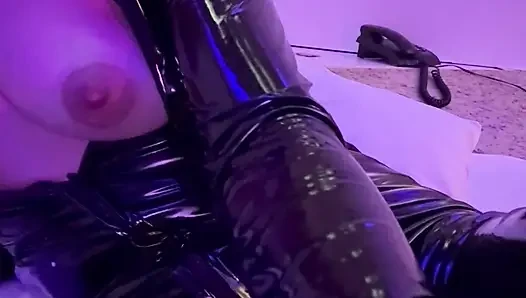 Ateşli baştan çıkarıcılar elini amına sokuyor ve dildoyu bir araya getirmeye çalışıyor