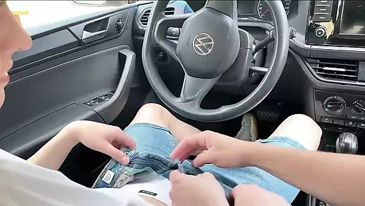 Genç bir kaltak arabada sikiliyor