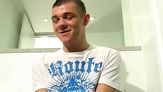Sıska twink amatör kyle b gerizekalı ve cums içinde the duş