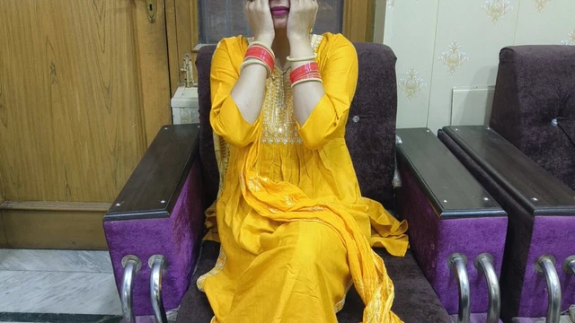 Муж удивляет свою жену на ее день рождения, доставляет ей сексуальное удовольствие на хинди