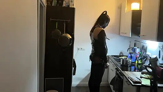 Fetiş çatı katları tv kölesi ile yemek pişirme seansı bölüm 2-4.