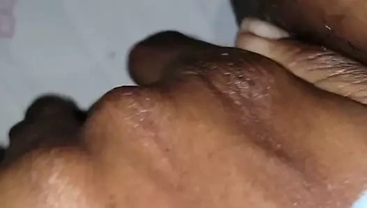 Biraz şişman, etli amcık yemek üzere.