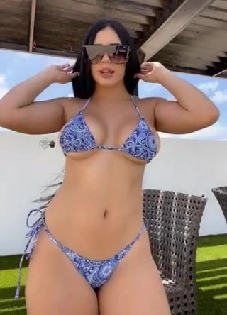 Roxana bikini vücuduna boşalmanı izlemek için burada