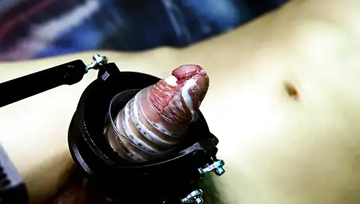Bu zavallı penis BDSM makinesinin hareketlerine ne kadar dayanabilir?