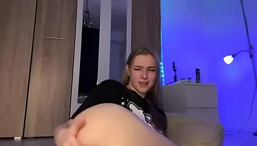 bakire amcığını ilk kez parmaklıyor