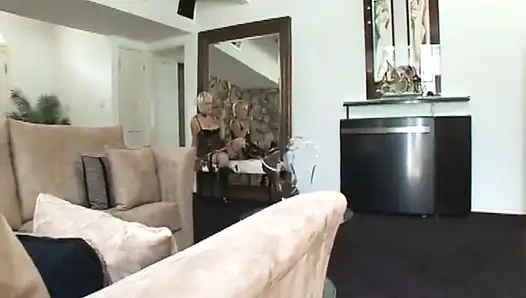 Kısa saçlı ateşli sarışın sakso çekiyor ve bakış açısıyla götünü siktiriyor