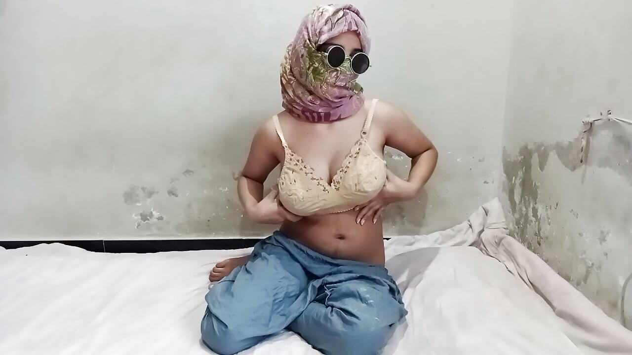 Hintli kızlar desi masaj yapıyor ve parmaklıyor