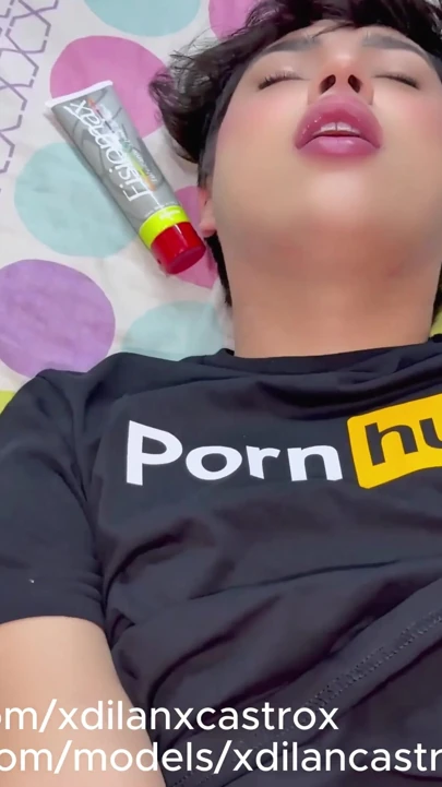 Ünlü eşcinsel tiktokçu sıkı kılsız götüne boşalıyor meraklı hetero tarafından prezervatifsiz sikiliyor kadın | Klip 3