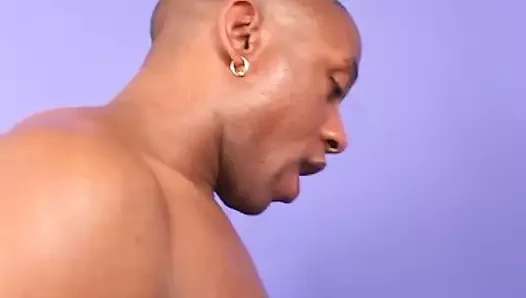 Büyük bir lensi ve büyük bir penisi vardı