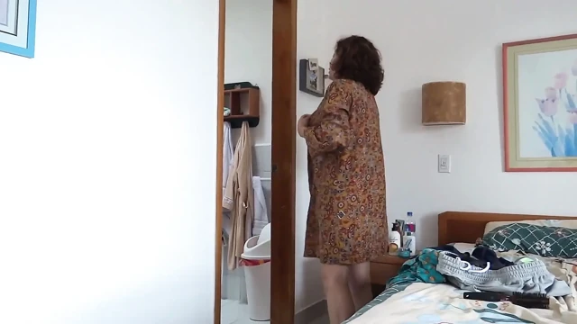 Ben plaja gitmek ve gösteriş yapmak için güneş kremi giyerken otel sahibi beni kaydediyor