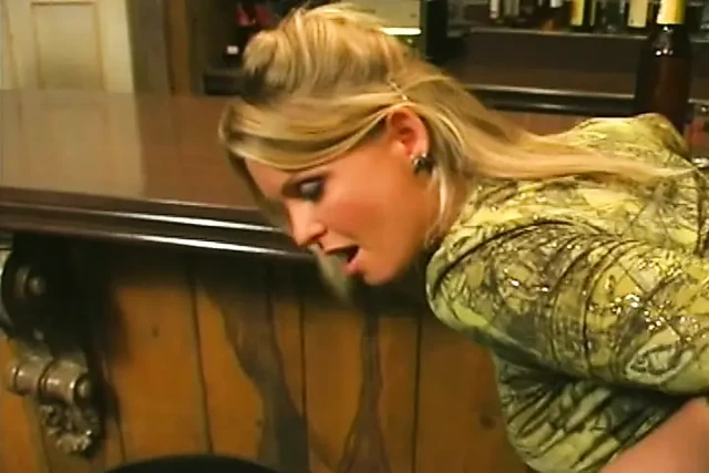 Sarışın orta yaşlı seksi kadın bar macerasında emiyor ve sert sikişiyor
