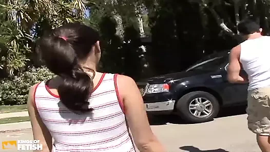 Seksi genç kız porno stüdyosunda ıslak amını bir adam tarafından siktiriyor