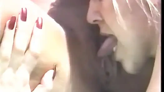 Seksi bronzlaşmış sarışın ikili plajda takma yarakla sikişiyor