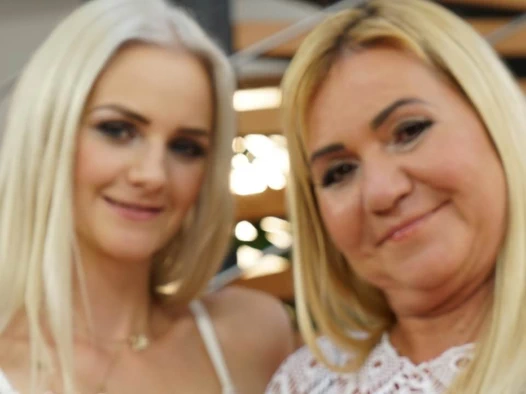 yaşlı ve genç göt yalama lezbiyen çift