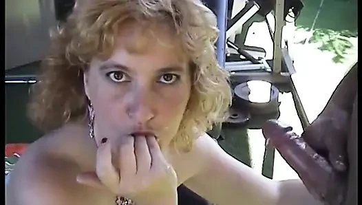 Sarışın orta yaşlı seksi kadın genç bir adam tarafından sikiliyor