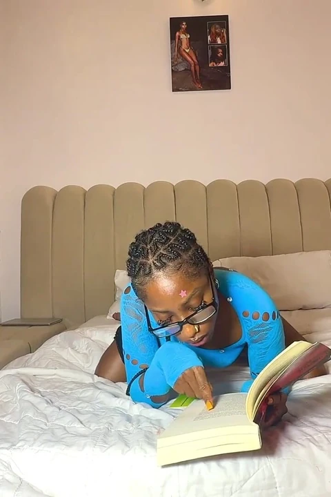 Sessão de leitura de livros com spicyperry parte 1