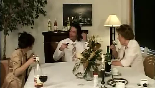 50'den fazla skandal ve azgın Alman ev kadınları üçlü seks pornosu çekiyor