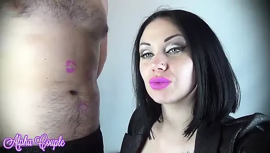 Alex'in karnını, göğüslerini ve göbeğini mor ruj öpücükleriyle kapatıyor!