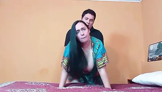 Evde yalnız bir Hintli teyze buldum ve onu arkadan siktim.