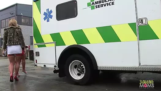 İki busty hemşire vardiyalarını bitirdiğinde azgın olurlar