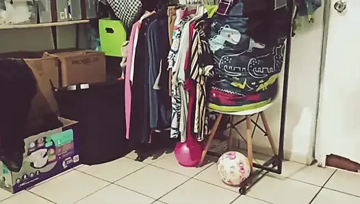 Meksikalı tombul iri güzel kadın odayı temizliyor