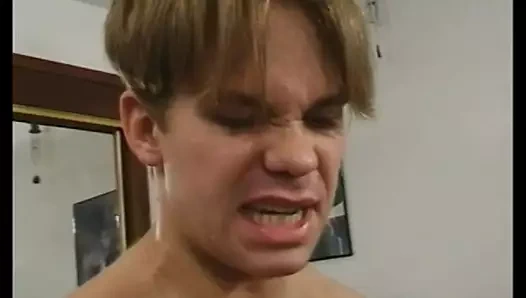 Seksi sürtük yarak emdikten sonra boşalıyor ve amından ve götünden 2 yarak alıyor