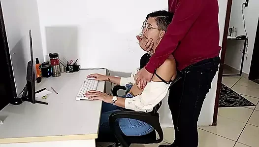 İşin ilk gününde patronla tanışmak.