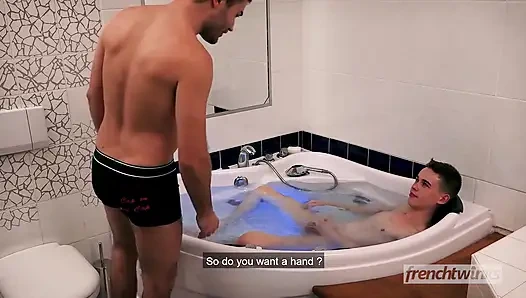 Genç irk banyoda mastürbasyon yaparken şaşırıyor