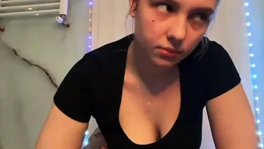 Jucielussie banyoda mastürbasyon yapıyor yakın çekim