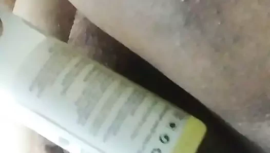 Yenge kıllı amcığını tokatlıyor ve yağ şişesine girmeye çalışıyor