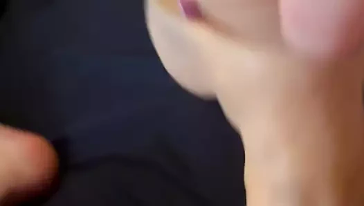 İri güzel kadın tek başına mastürbasyon yapıyor