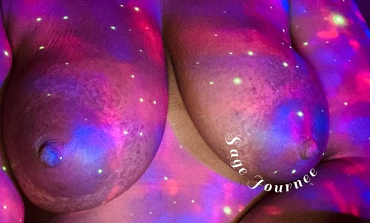 Sage journee göğüslerini kızdırıyor